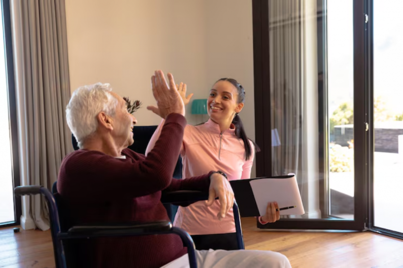 Acompanhante para Idoso: Como Escolher o Profissional Ideal para Cuidar de Seus Entes Queridos
